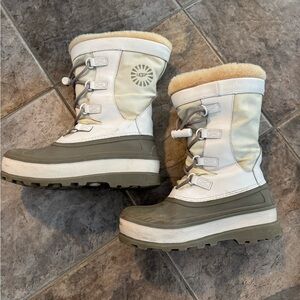 UGG Women’s Adirondack Snow Boot, Size 7-1/2, White & Gray, 10-1/2 inches tall